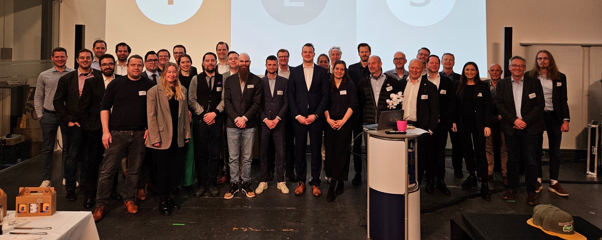 Freunde von dataMatters beim Zukunftsdinner 2024 im Studio 6 des gastgebenden Instituts für Digitale Zukunftstechnologien.